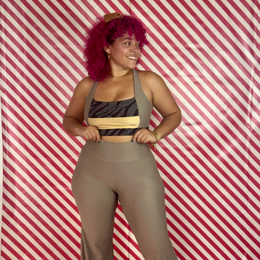 Top deportivo cruzado soporte medio – Aurora | Lycra Serena 4-Way | Ajuste cómodo, soporte sin relleno, ideal para gym y uso casual