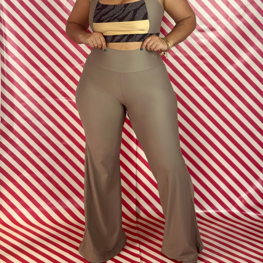 Rumba Navideña – Pantalón Flare Athleisure de Alta Cintura con Faja Doble y Corte V Levanta Cola | Lycra 4-Way Stretch | Ideal para Baile, Gym y Outfits Festivos