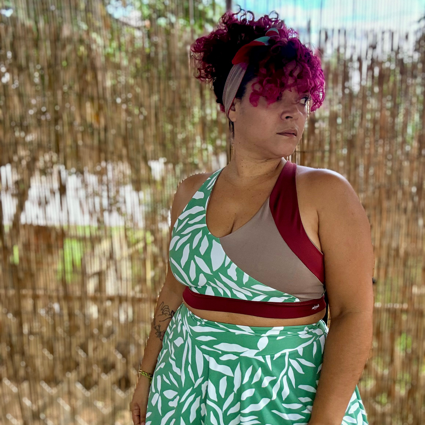 Top Statement con Espalda Cruzada y Soporte Medio – In My Body