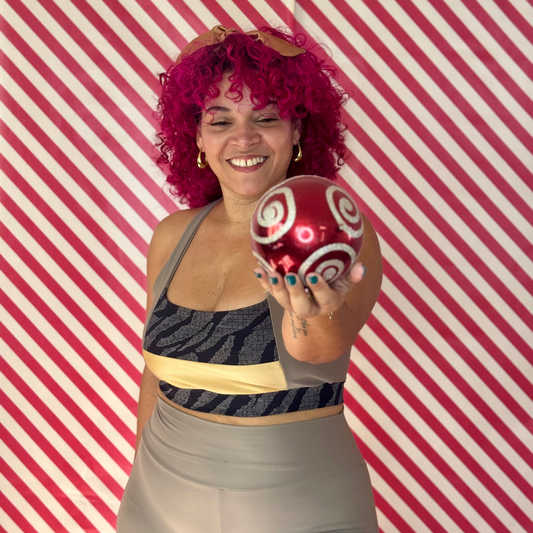 Top deportivo cruzado soporte medio – Aurora | Lycra Serena 4-Way | Ajuste cómodo, soporte sin relleno, ideal para gym y uso casual