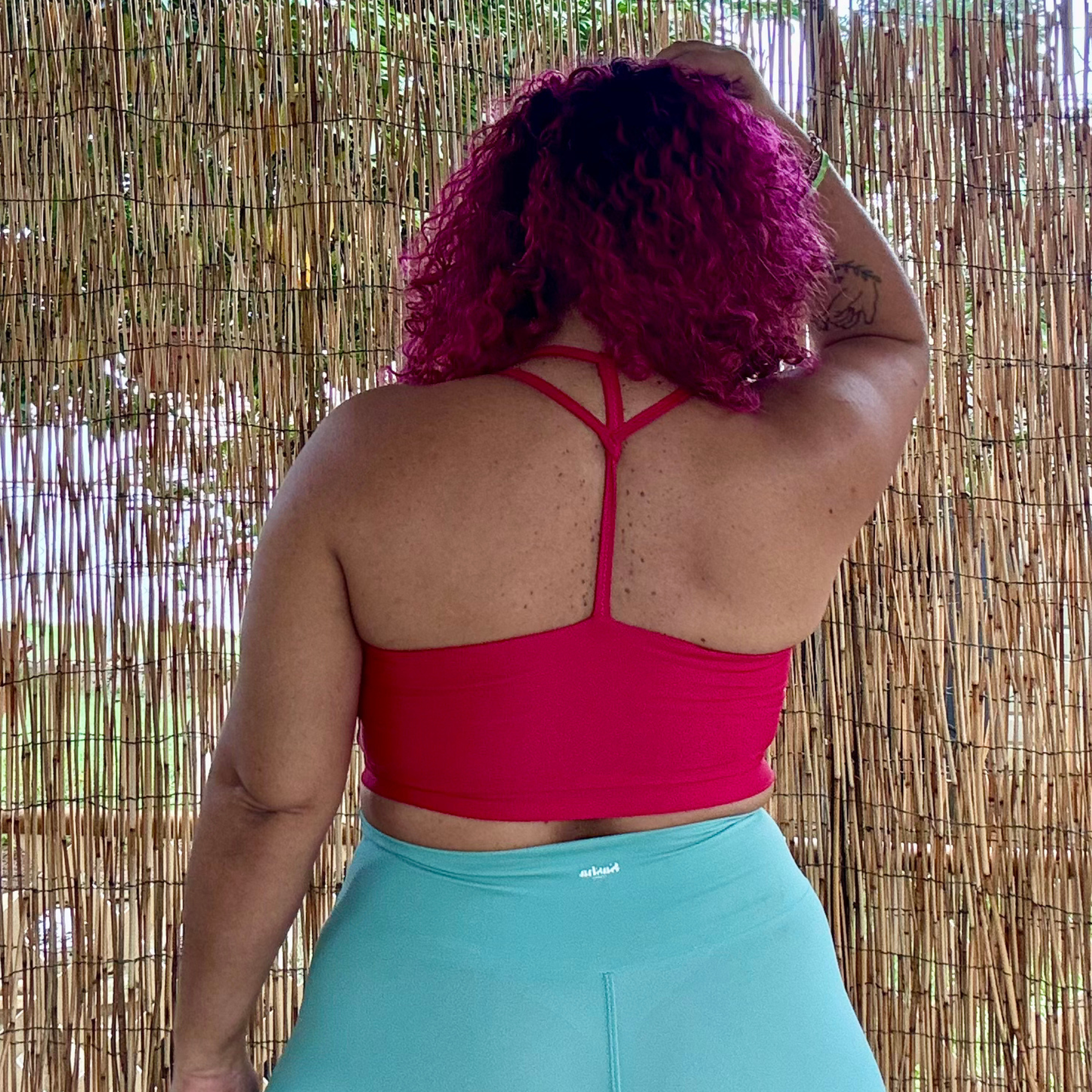 Top con Espalda T y Soporte Medio – In My Body