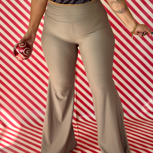 Rumba Navideña – Pantalón Flare Athleisure de Alta Cintura con Faja Doble y Corte V Levanta Cola | Lycra 4-Way Stretch | Ideal para Baile, Gym y Outfits Festivos
